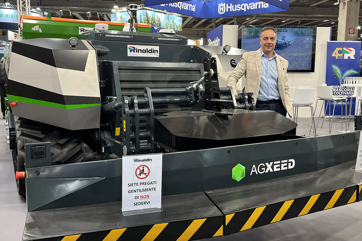 Roberto Rinaldin, titolare della Rinaldin Group, davanti al primo robot AgXeed venduto in Italia